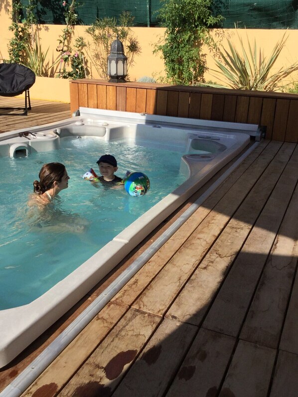 Outdoor spa tub