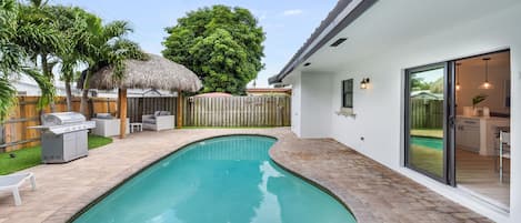 4 Bedroom home with Heated Pool, outdoor tiki hut and dining area