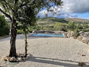 La piscine  7mx4 devant la terrasse, filtration au sel