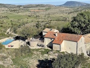 L'Arche et sa piscine privée