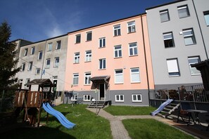Stugans exteriör [sommar]