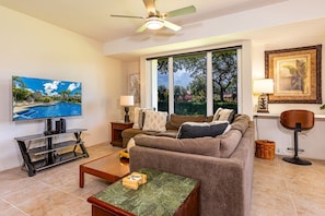 Spacious living room with TV~ lots of light~ ample seating