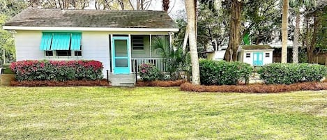106 Carolina Blvd.; welcomes visitors to this cozy beach cottage, just 1 block from the ocean!