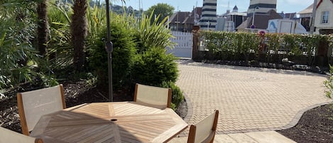 Terrasse sur jardin et cour