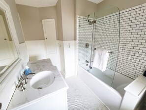 2nd floor full bathroom