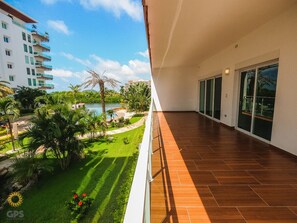 Vistas al jardín desde el balcón del departamento
