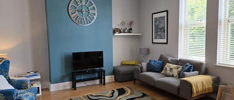 Bright and spacious open plan lounge