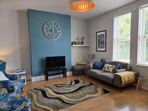 Bright and spacious open plan lounge