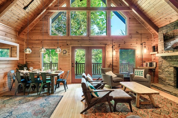 Beautiful cabin with cathedral ceiling!