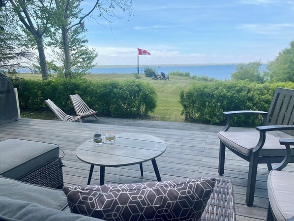 Relax/unwind on the lake front deck overlooking the best sunrises/sunsets around