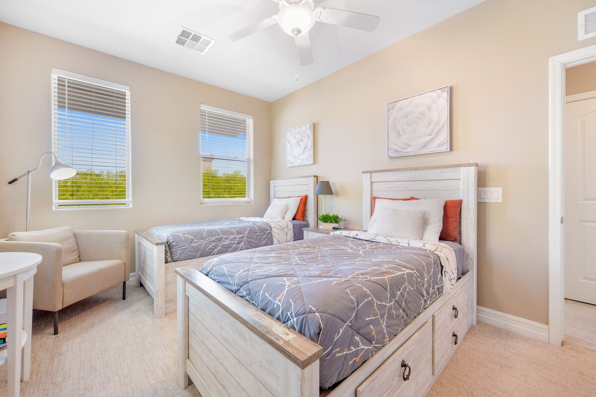 Spacious townhouse with fast WiFi, central AC, washer/dryer, pool, & hot tub