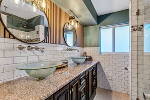 Guest bathroom (Used for Guest rooms 1 and 2)