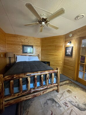 Lower Level Bedroom (queen size bed).