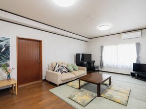 ・[1F Living Room] A living room for family gatherings and relaxation