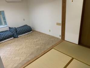 Japanese-style room + Western-style room with free layout