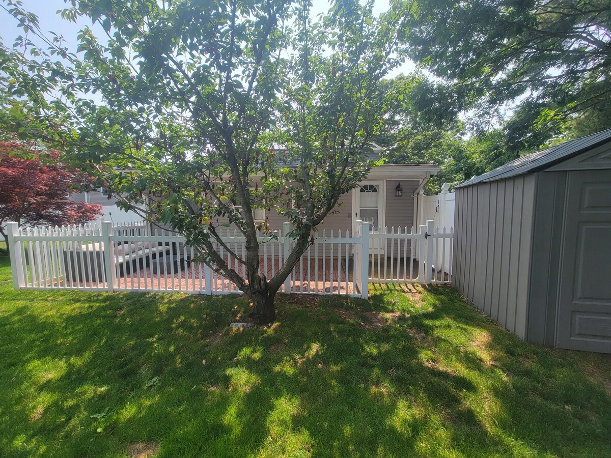 Private 1 bedroom apt in a quiet neighborhood, close to all!