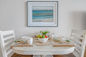 Mahana 1002 dining area 1