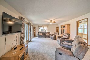 Living Room | Free WiFi | Smart TV w/ Cable