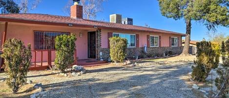 Yucca Valley Vacation Rental | 2BR | 2BA | 1,000 Sq Ft | 1 Small Step to Enter