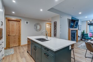 Kitchen Island - very spacious!