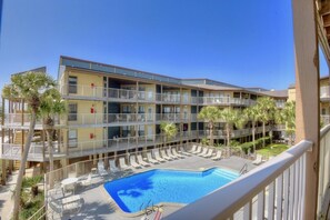 Sandpiper 8B Front Walkway Area View
