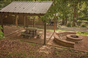 Community fire pit & picnic area between Nana & Apollonie Cabin.