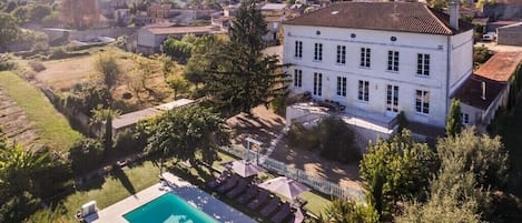 Facade arrière - terrasse, piscine, jardin