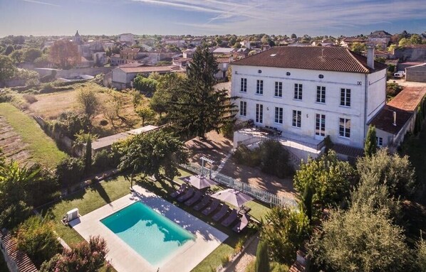 Facade arrière - terrasse, piscine, jardin