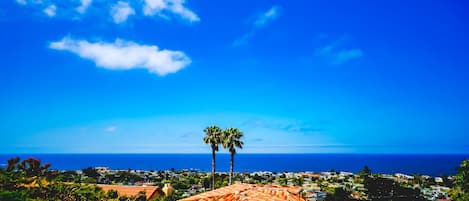 Come home to this peekaboo ocean view.