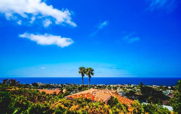 Come home to this peekaboo ocean view.