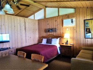 Main room (right) with Queen Bed