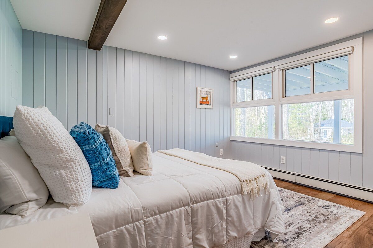 Lovely home on 2 acres with private deck & EV charger – close to beaches