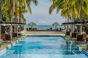 The pool lounge at El Faro is the perfect place to unwind with some nachos or fish while enjoying the warm waters of Panama.  If you have kids, you can keep an eye on them swimming right in front of you as you relax in a cabana.