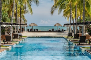 The pool lounge at El Faro is the perfect place to unwind with some nachos or fish while enjoying the warm waters of Panama. If you have kids, you can keep an eye on them swimming right in front of you as you relax in a cabana.