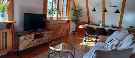 Ferienwohnung Familienglück, 2.Etage/DG, 110qm, 2 Schlafzimmer, max. 6 Personen-Landhaus Alpenpanorama über der Wutachschlucht