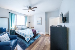 Master bedroom with Queen memory foam mattress.