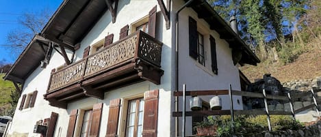 Himmel, Fenster, Pflanze, Gebäude, Baum, Haus, Holz, Wand, Wohngebiet, Grundeigentum