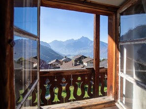 Himmel, Gebäude, Fenster, Schatten, Holz, Haus, Berg, Grundeigentum, Fassade