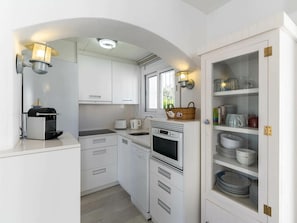 Pflanze, Wasser, Eigentum, Möbel, Gebäude, Tabelle, Fenster, Azurblau, Stuhl, Interior Design