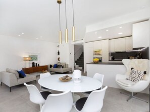 Tabelle, Möbel, Couch, Stuhl, Gebäude, Komfort, Wohnzimmer, Fussboden, Automobil-Design, Haus