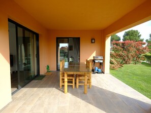 Pflanze, Wasser, Eigentum, Möbel, Gebäude, Tabelle, Fenster, Azurblau, Stuhl, Interior Design
