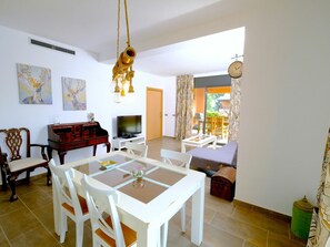 Pflanze, Wasser, Eigentum, Möbel, Gebäude, Tabelle, Fenster, Azurblau, Stuhl, Interior Design