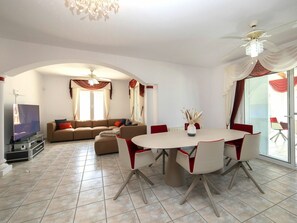 Pflanze, Wasser, Eigentum, Möbel, Gebäude, Tabelle, Fenster, Azurblau, Stuhl, Interior Design