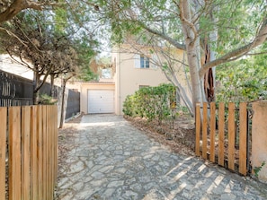 Plante, Bâtiment, Surface De La Route, Arbre, Bois, Clôture, Porte, Quartier, Fenêtre, Asphalte