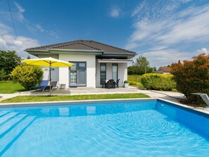 Water, Sky, Cloud, Plant, Daytime, Property, Swimming Pool, Building, Nature, Azure