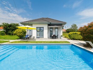 Water, Cloud, Sky, Plant, Daytime, Property, Swimming Pool, Blue, Nature, Azure