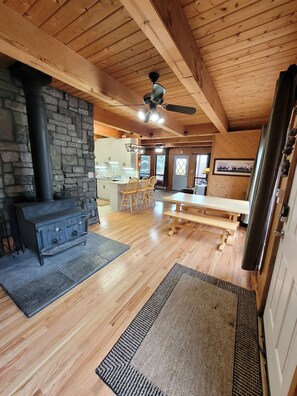 Entryway into dining area and kitchen