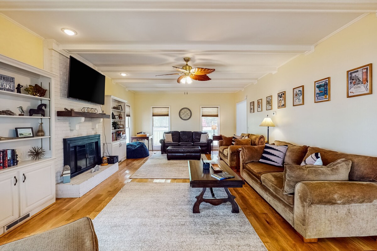 Lakefront house w/ game room, fire pit, pool table, central AC, WiFi, & Netflix