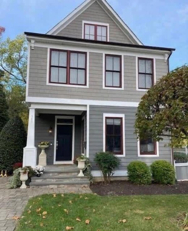 Welcome to your home away from home in the beautiful West Annapolis area! 