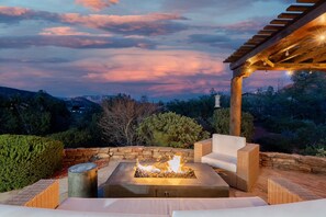 Sedona Sunsets on the front Balcony with Amazing views and a Fire Pit